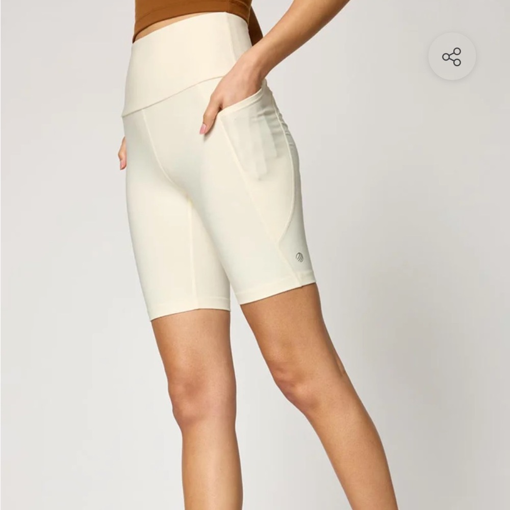 Explore Recycled High-Waisted Bike Short 8" banana ice cream shade (off white)
